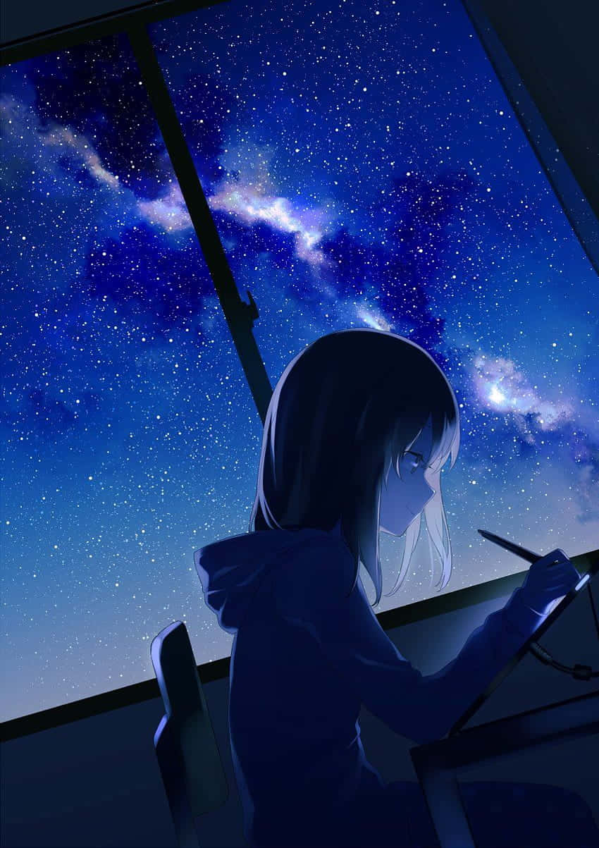 Anime Night 桌布 壁紙 — 一個年輕的動漫女孩，深色頭髮，夜晚坐在窗邊，在令人驚嘆的銀河系景觀下素描。