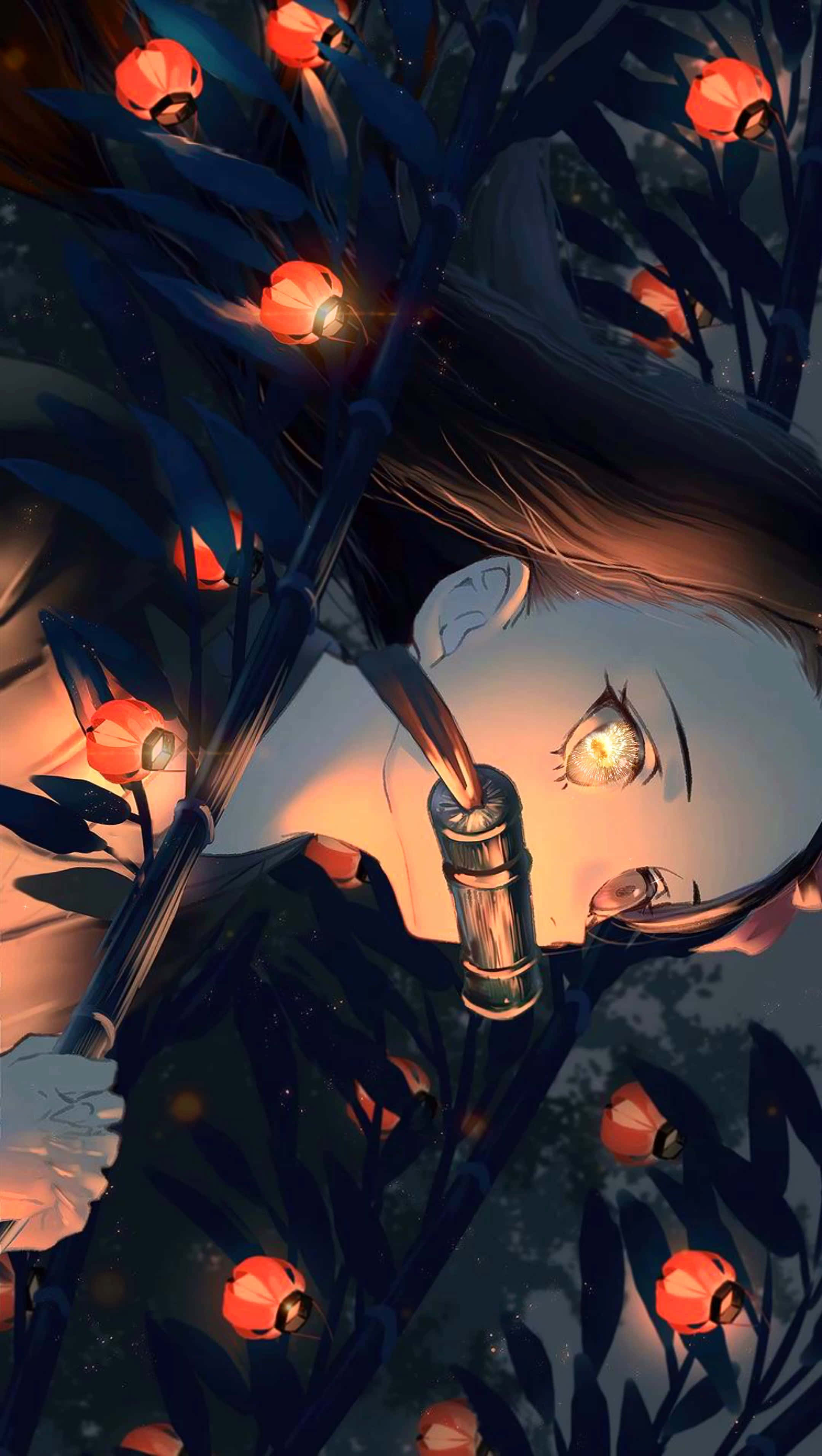 Cool Nezuko 桌布 壁紙 — 一個年輕的動漫女孩，眼睛發光，在夜晚透過被發光紅燈籠照亮的黑暗樹葉窺視。
