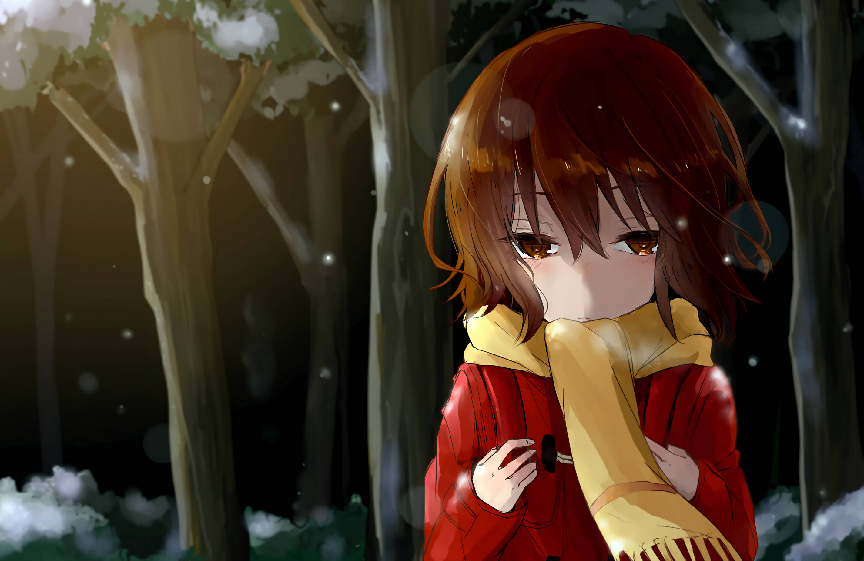 Erased 桌布 壁紙 — 一個年輕的動漫女孩，穿著紅色外套和黃色圍巾，在夜晚的雪地森林中蜷縮著，雪花飄落在她周圍。