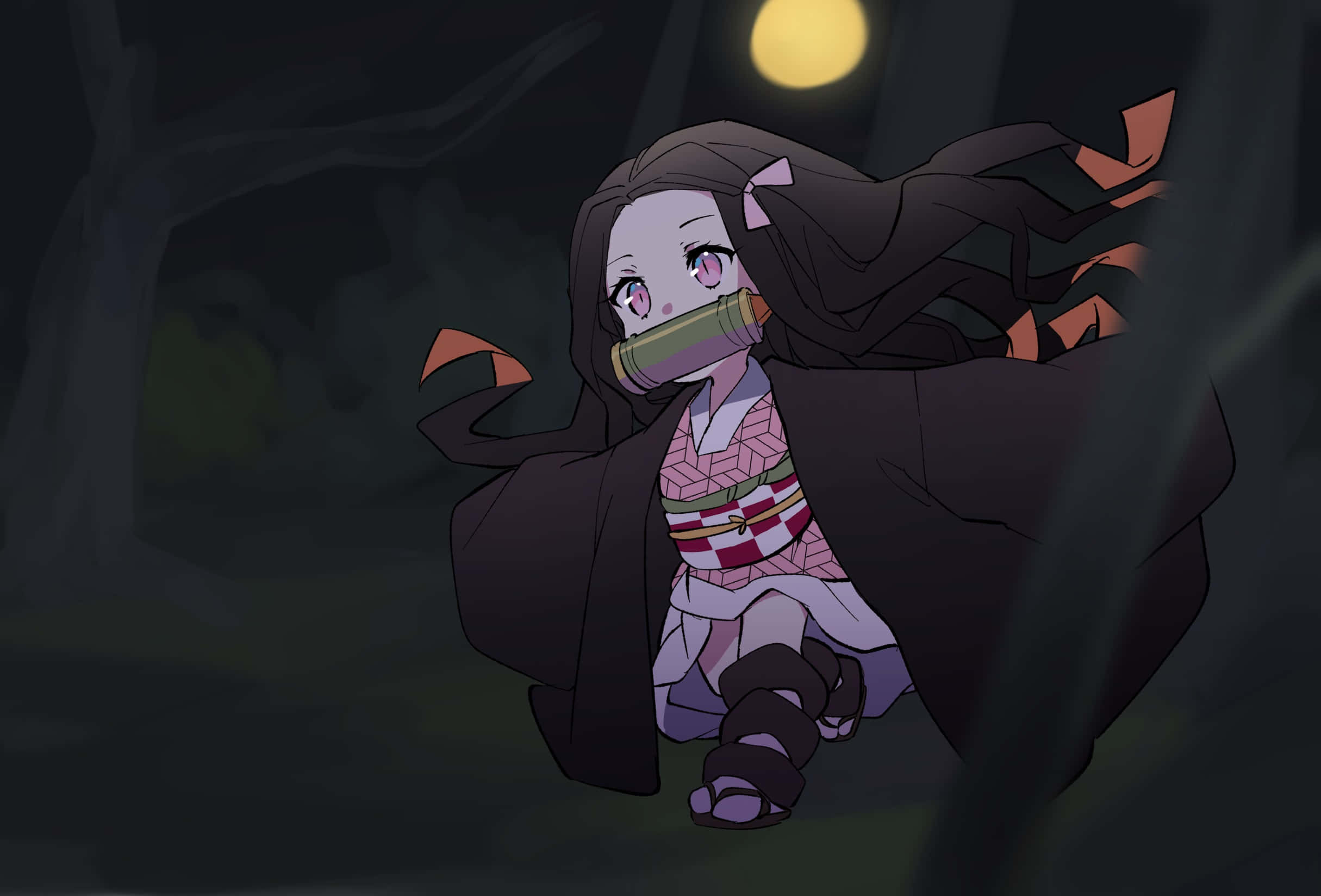 Cool Nezuko 桌布 壁紙 — 一個年輕的動漫女孩，粉紅色的眼睛和深色頭髮，蹲在月光下的森林裡，她的嘴被竹管堵住。