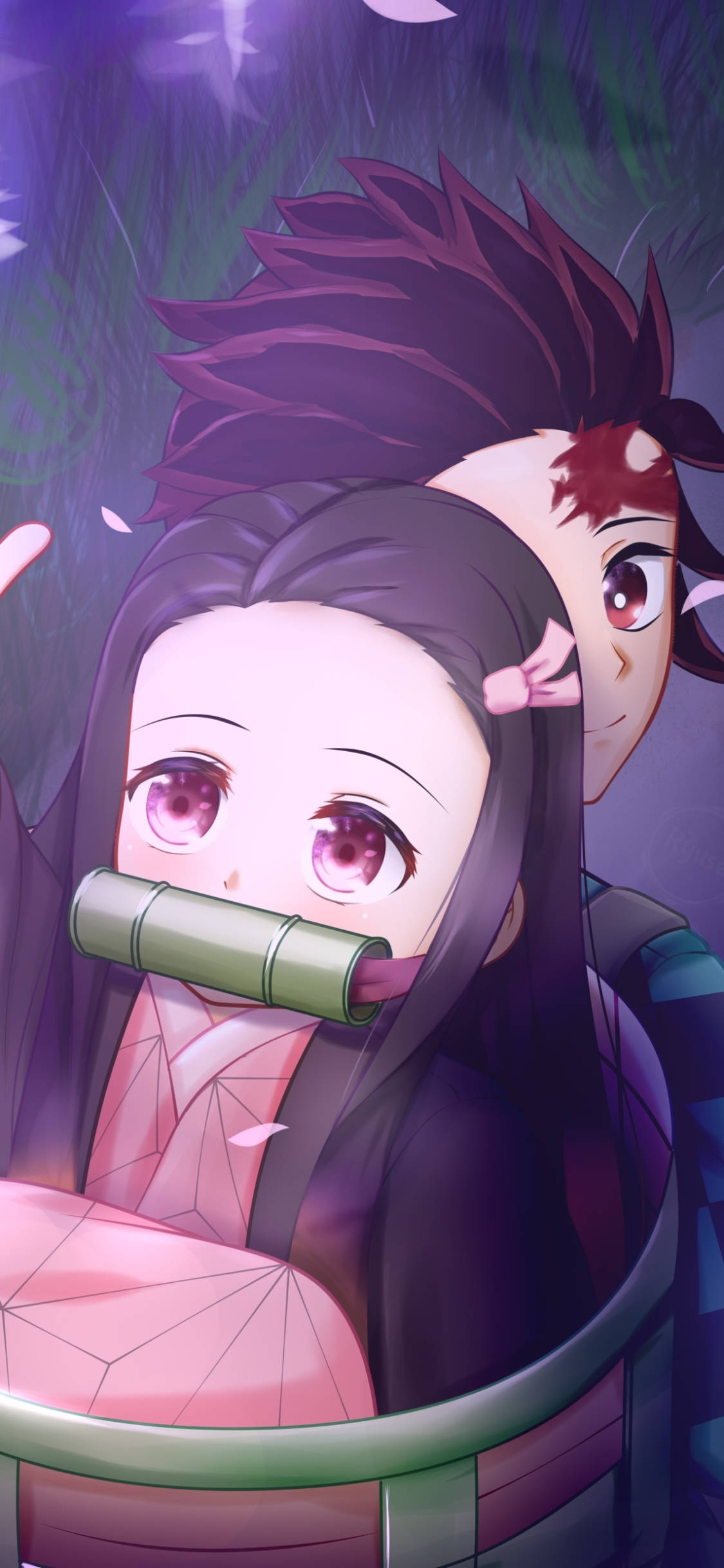 禰豆子手機 桌布 壁紙 — 一個年輕的動漫女孩，粉紅色眼睛和深色頭髮，在紫色森林中將竹笛放在唇邊，一個男孩從她肩膀後面偷看。