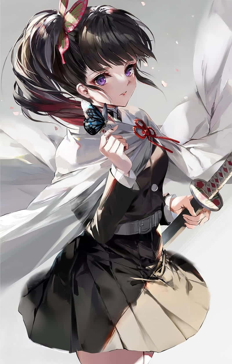 Demon Slayer Kanao 桌布 壁紙 — 一個年輕的動漫女孩，紫色眼睛，深色頭髮，手持武士刀，蝴蝶在她黑白相間的服裝周圍飛舞。
