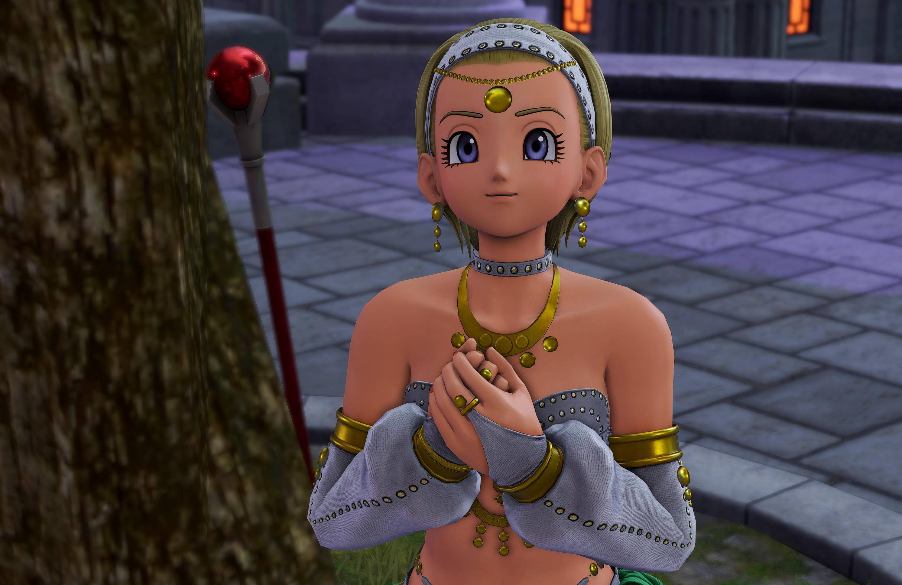 dragon quest 桌布 壁紙 — 一個年輕的動漫女孩，金髮藍眼，戴著華麗的金飾，穿著灰色服裝，站在石頭庭院中的一棵樹旁。