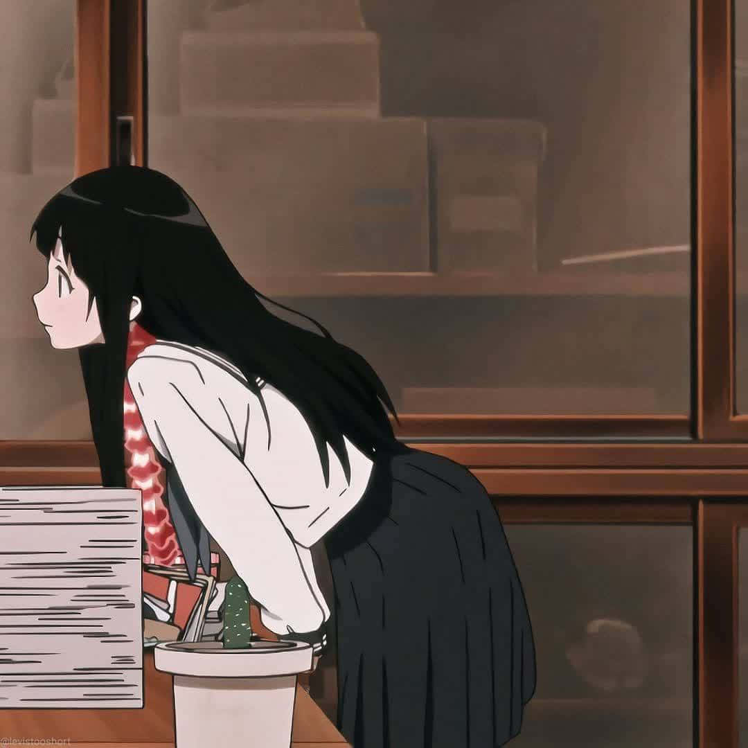 動漫女孩 桌布 壁紙 — 一個年輕的動漫女孩，長長的黑髮，在安靜的房間裡俯身在書桌上，若有所思地凝視著盆栽仙人掌旁邊的一疊文件。