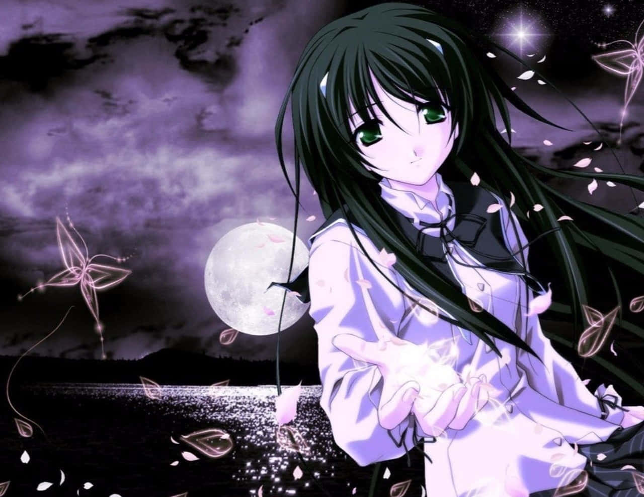 Purple Anime 桌布 壁紙 — 一個年輕的動漫女孩，長長的黑髮和綠色的眼睛，坐在月光下的湖邊，花瓣和發光的蝴蝶在她手中盤旋。