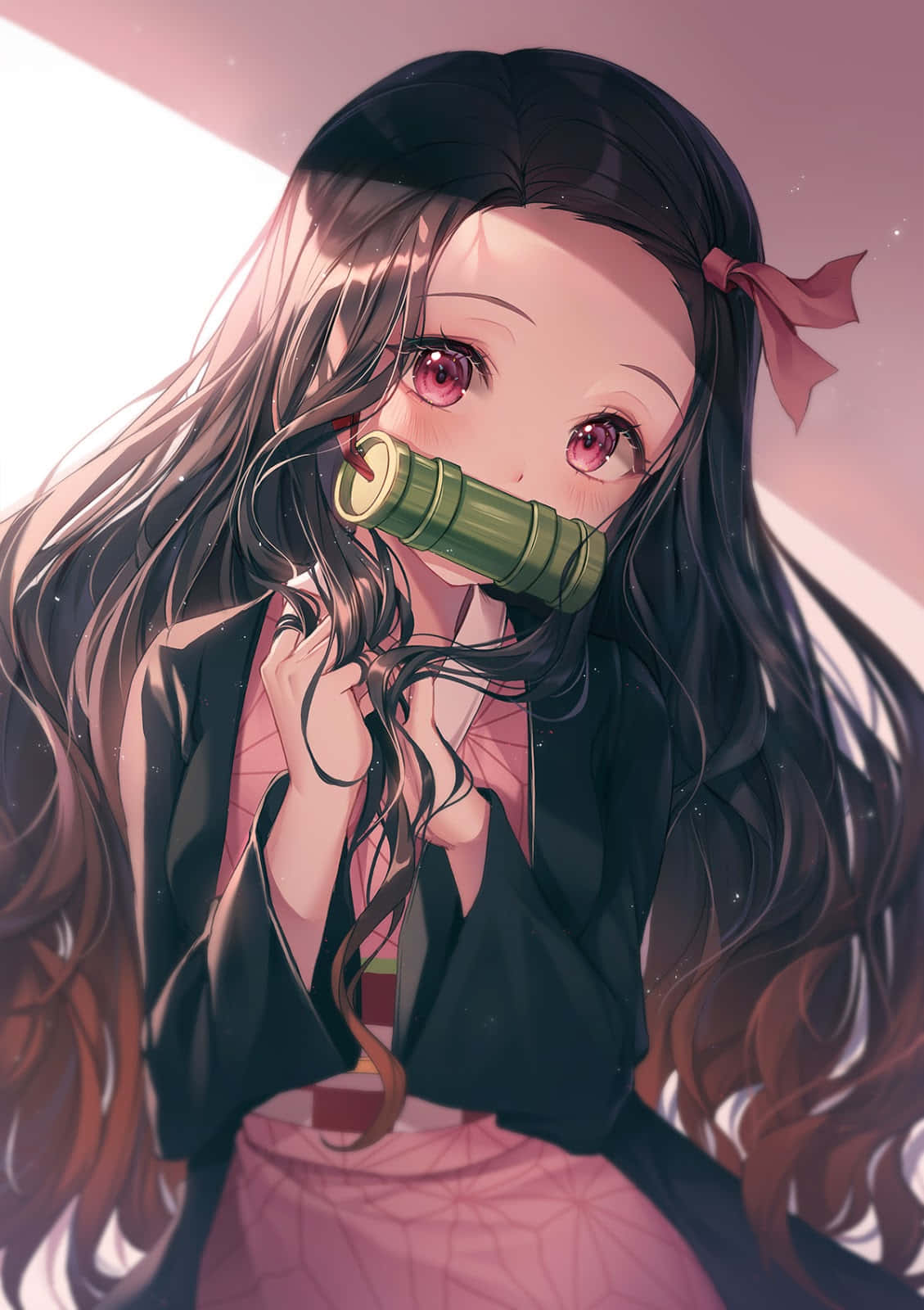 禰豆子 桌布 壁紙 — 一個年輕的動漫女孩，長長的黑髮和粉紅色的眼睛，拿著竹笛貼在嘴唇上，背景是柔和的粉紅色和白色。