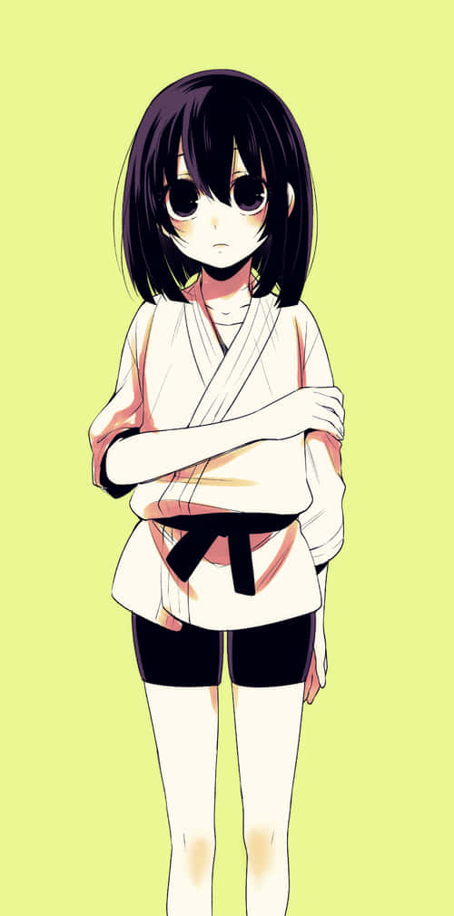 Akane Awakusu 桌布 壁紙 — 一個年輕的動漫女孩，黑色短髮，大眼睛，雙臂交叉，穿著白色武術道服，繫著黑色腰帶，站在淡黃色背景前。