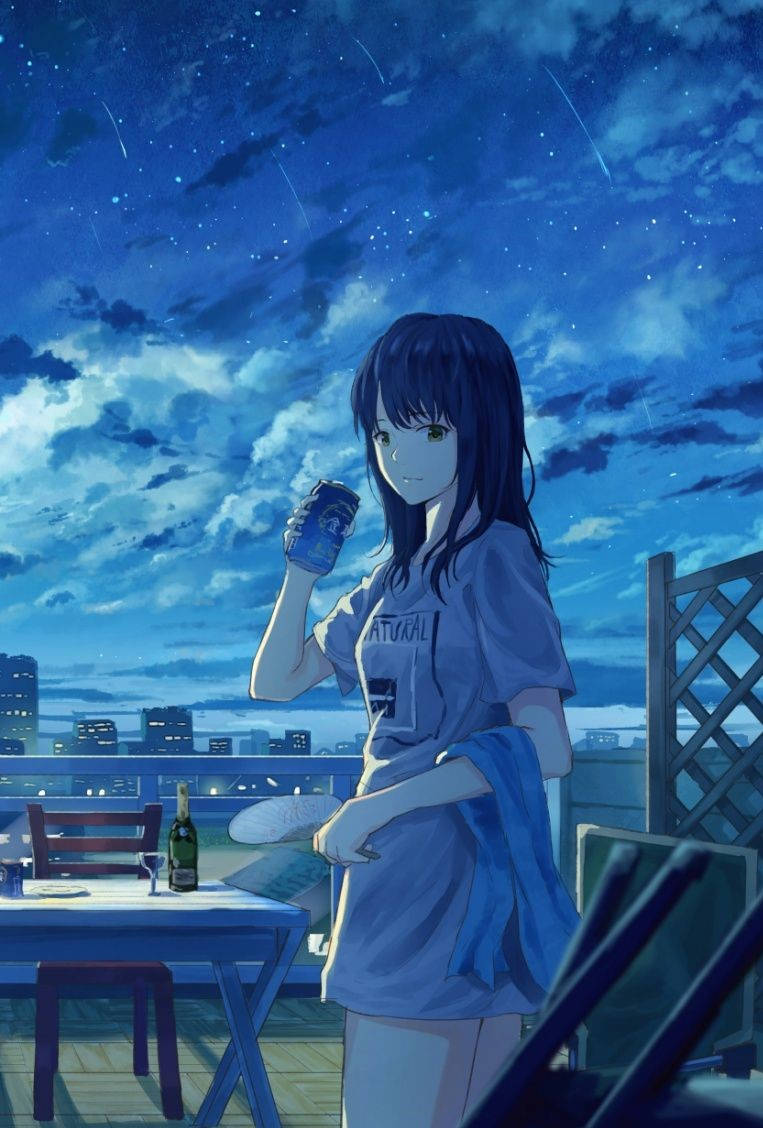 Anime Girl Phone 桌布 壁紙 — 一個年輕的動漫女孩在夜晚站在屋頂上，手持一個罐子，在星空下，下方是城市燈光。