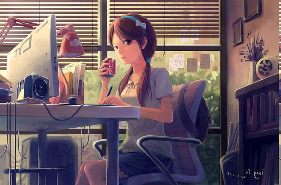 Anime Laptop 桌布 壁紙 — 一個年輕的動漫女孩坐在陽光充足的房間裡一張雜亂的書桌前，拿著飲料和筆，周圍是書本和電腦。