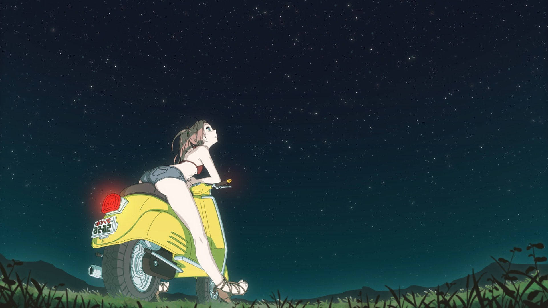 Sexy Anime 桌布 壁紙 — 一個年輕的動漫女孩坐在黃色滑板車上，在廣闊的星空下仰望，充滿驚奇。
