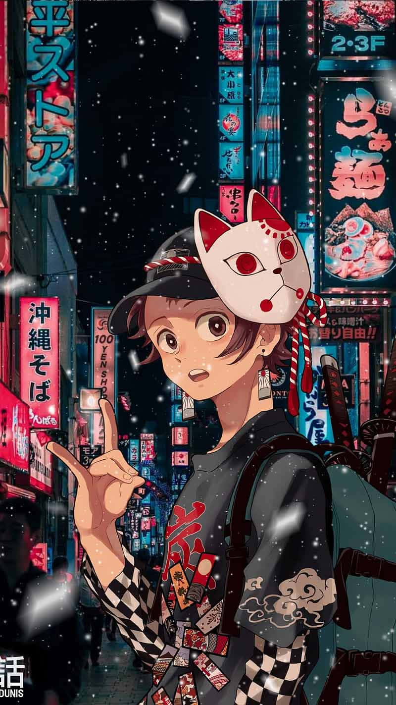 鬼滅之刃 桌布 壁紙 — 一個年輕的動漫女孩戴著狐狸面具，在夜晚雪景霓虹燈閃爍的日本城市街道上開心地指著。