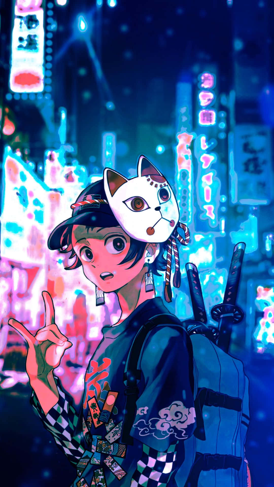 鬼滅之刃 桌布 壁紙 — 一個年輕的動漫女孩戴著貓面具，背上背著劍，在夜晚霓虹燈閃爍的東京街道上擺姿勢。