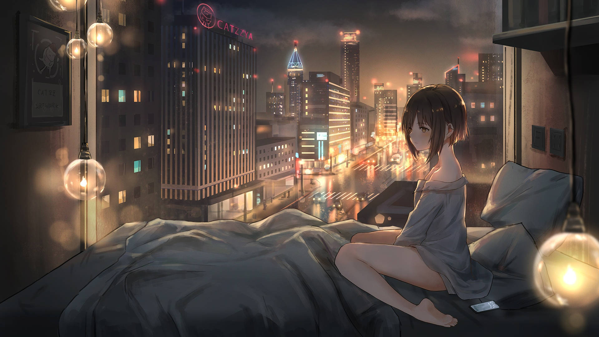 City Night 桌布 壁紙 — 一個年輕的動漫女孩晚上坐在床上，凝視窗外霓虹燈閃爍的雨夜城市景觀。