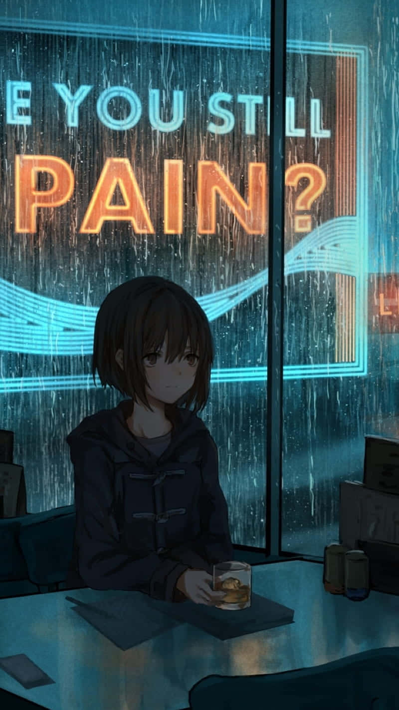 桌布 壁紙 — 一個年輕的動漫女孩獨自坐在下雨的酒吧裡，拿著一杯飲料，背後霓虹燈閃爍。
