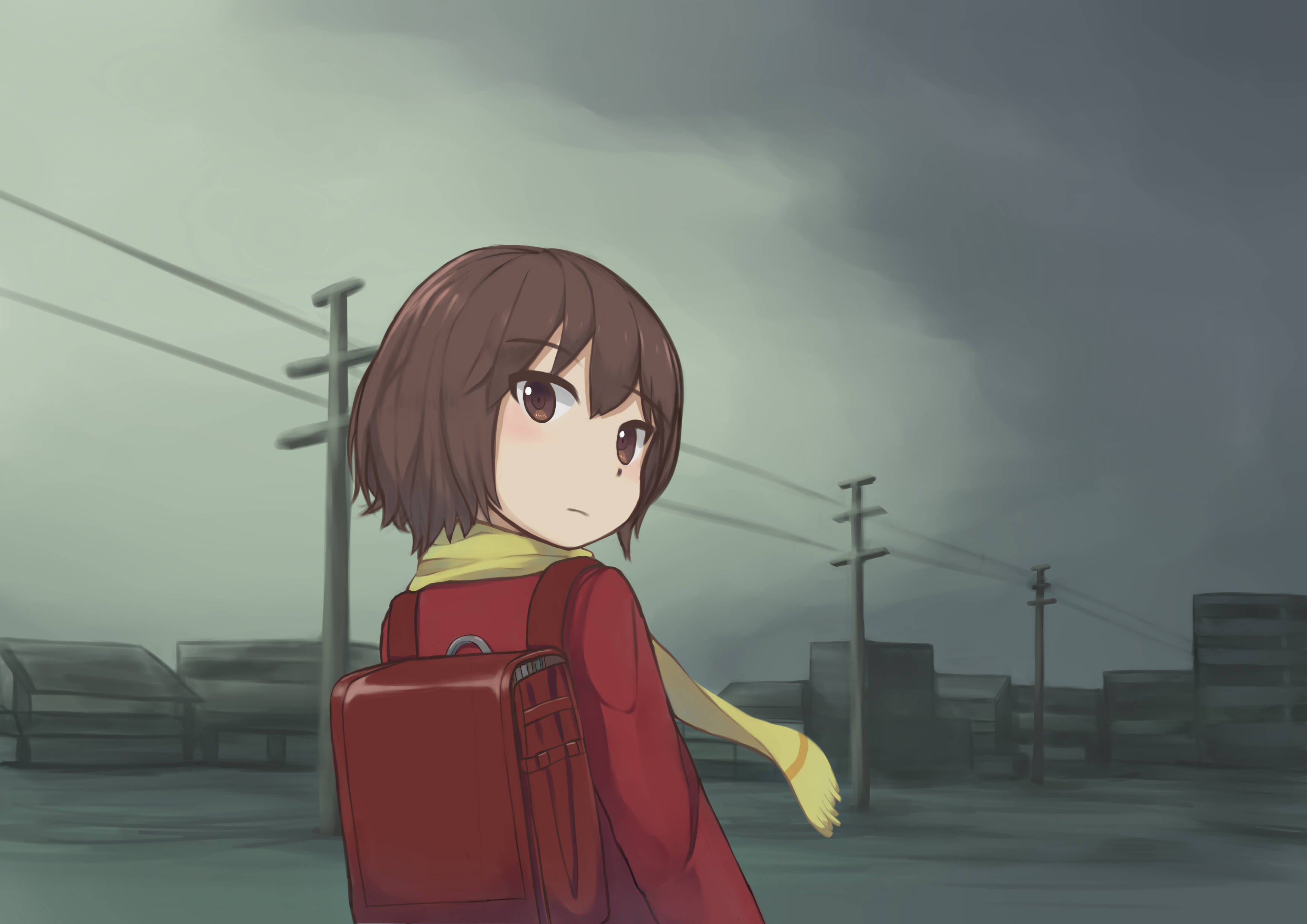 Erased 桌布 壁紙 — 一個年輕的動漫女孩背著紅色背包，獨自站在風暴天空下沉悶的城市荒地中。