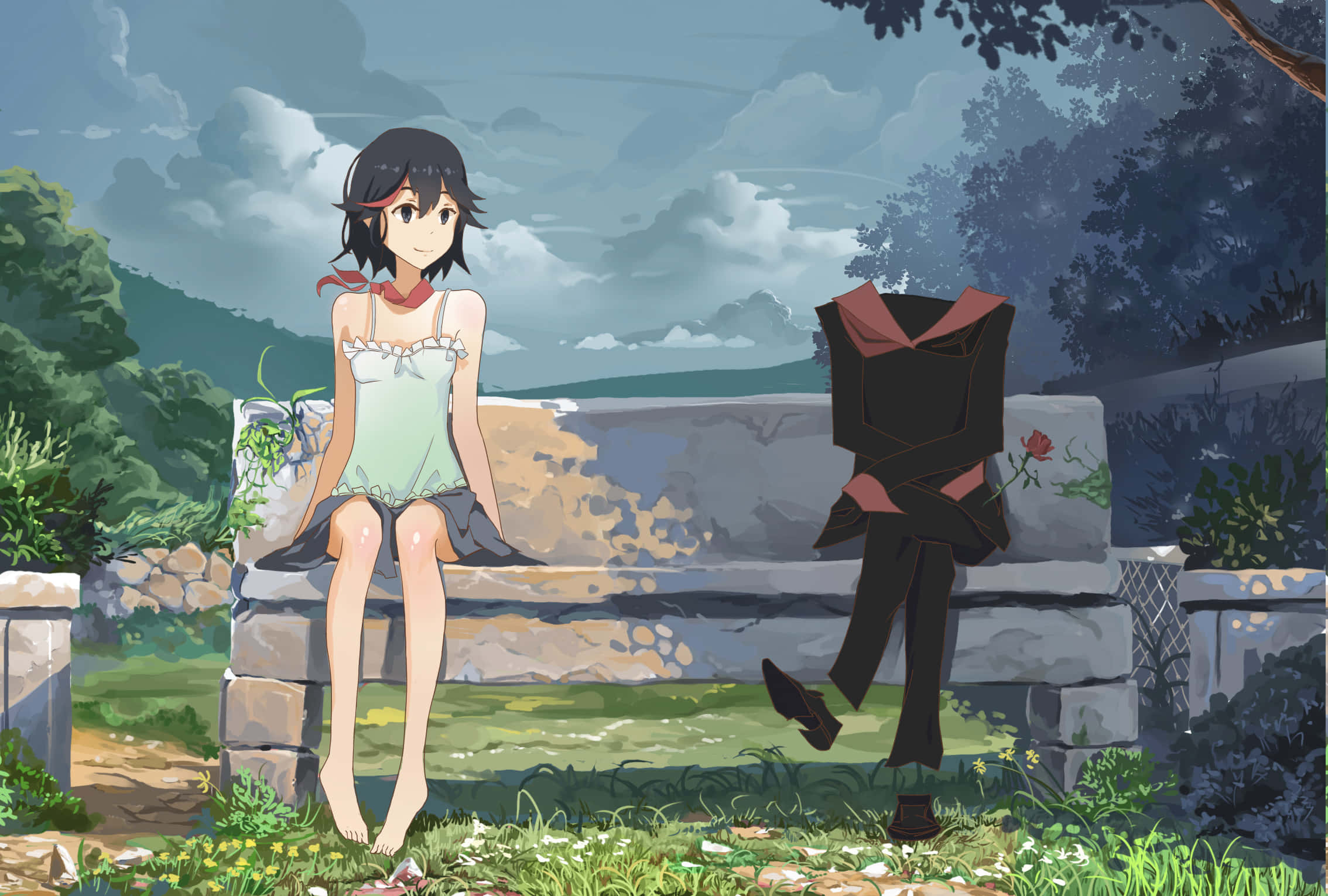 Kill La Kill Senketsu 桌布 壁紙 — 一個年輕的動漫女孩赤腳坐在石凳上，旁邊是一個穿著深色西裝、手持玫瑰的無頭人物，天空多雲。
