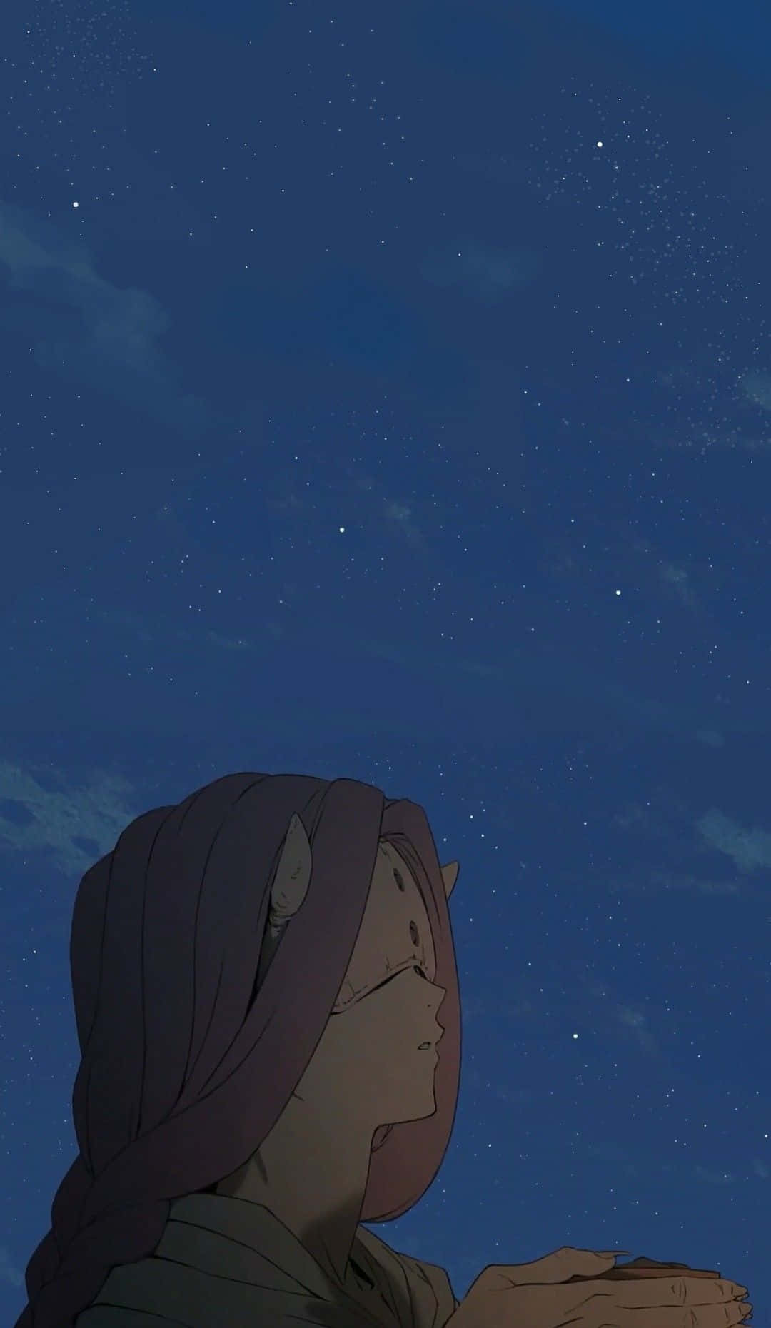 The Promised Neverland Mujika 桌布 壁紙 — 一個年輕的動漫女孩頭上有角，仰望滿天繁星和柔軟雲朵的星空夜空。