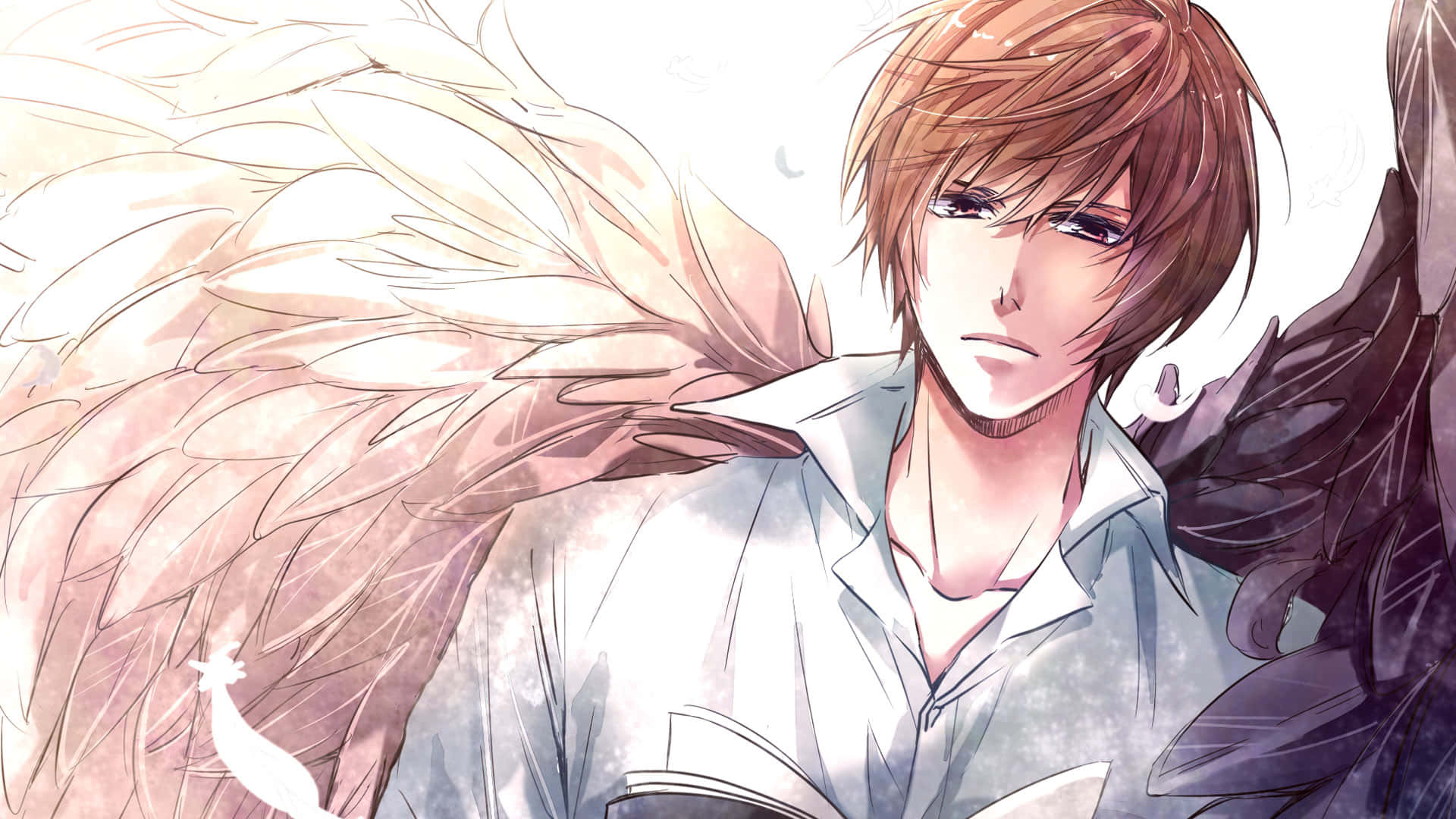 Light Yagami 桌布 壁紙 — 一個年輕的動漫男子，擁有對比的天使和黑暗翅膀，莊嚴地凝視著，同時拿著一本書。