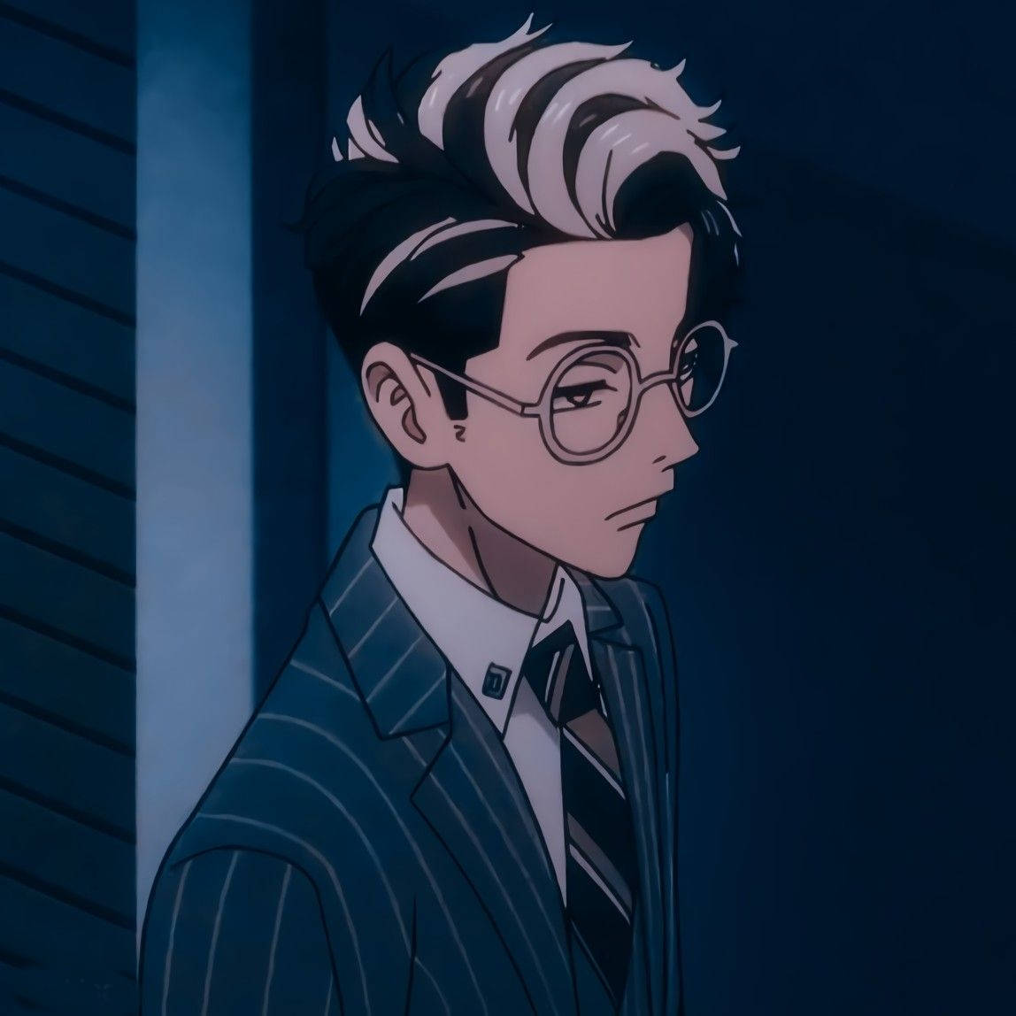 動漫 桌布 壁紙 — 一個年輕的動漫男子，擁有尖刺的黑白頭髮和眼鏡，穿著細條紋西裝，背景為深藍色。
