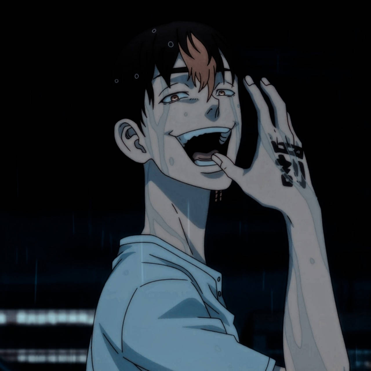  壁紙 — 一個年輕的動漫男子在雨中狂笑，手上沾有墨漬，背景是黑暗的城市。