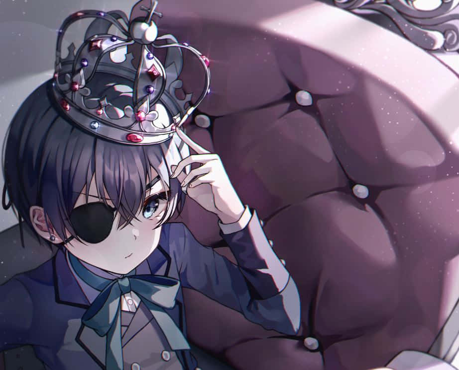 Ciel Phantomhive 桌布 壁紙 — 一個年輕的動漫男孩，戴著單眼眼罩和鑲有寶石的王冠，若有所思地坐在一張毛絨紫色沙發上。