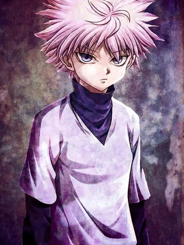 Killua Cute 桌布 壁紙 — 一個年輕的動漫男孩，擁有尖刺的粉紅色頭髮和強烈的藍色眼睛，穿著紫色高領毛衣，背景是帶有紋理的深色背景。