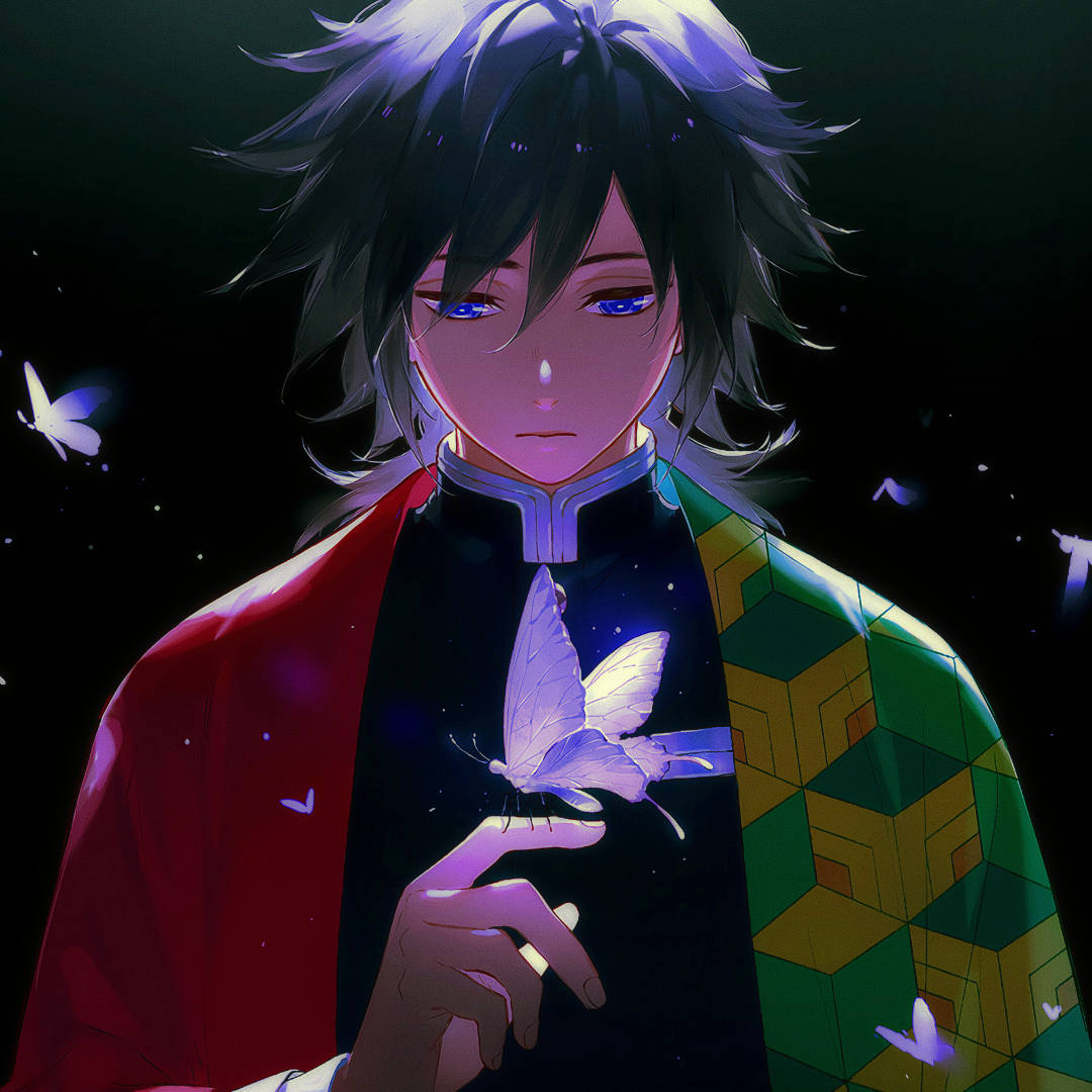 Demon Slayer Aesthetic 桌布 壁紙 — 一個年輕的動漫男孩，擁有發光的藍色眼睛，在黑暗的星空背景下輕輕地捧著一隻發光的蝴蝶。