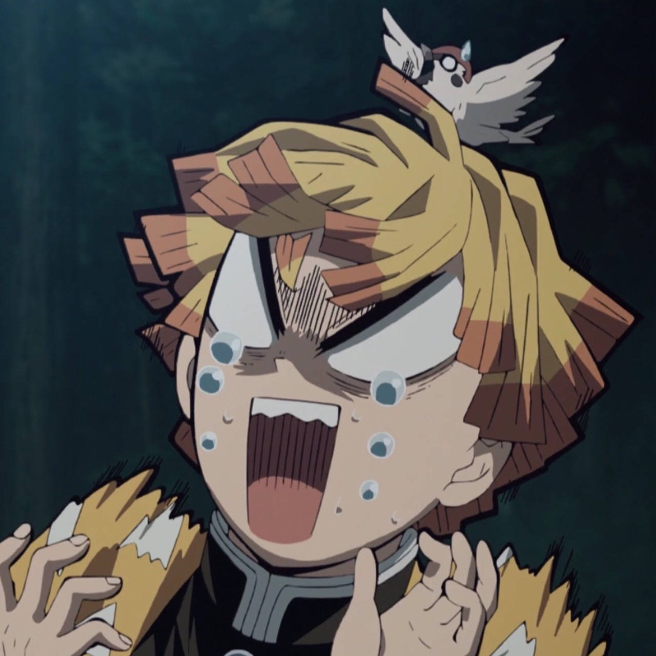 Demon Slayer Zenitsu 桌布 壁紙 — 一個年輕的動漫男孩，有著刺刺的金色頭髮，尖叫著，淚水順著臉頰流下，一隻小鳥停在他的頭上。