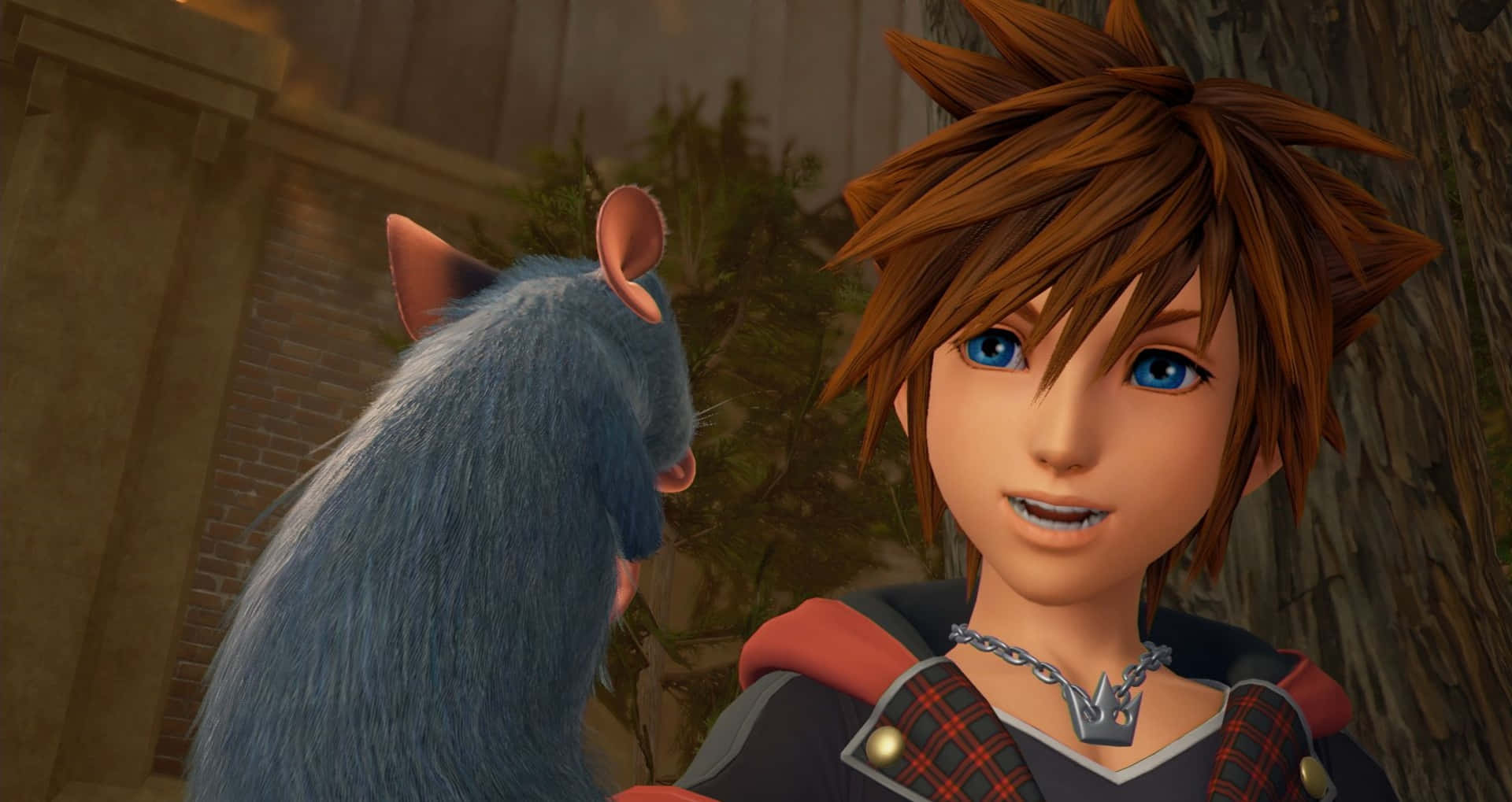 Kingdom Hearts 桌布 壁紙 — 一個年輕的動漫男孩，有著尖刺的棕色頭髮和藍色的眼睛，微笑著站在石頭庭院裡一隻毛茸茸的藍色老鼠旁邊。