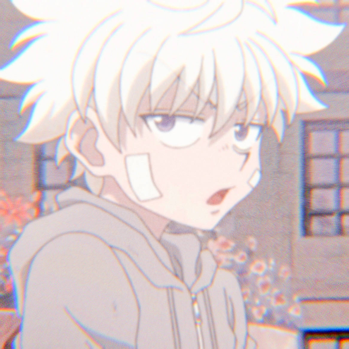 Cute Anime Boy 桌布 壁紙 — 一個年輕的動漫男孩，有著尖刺的白髮和連帽衫，側面露出驚訝的表情。