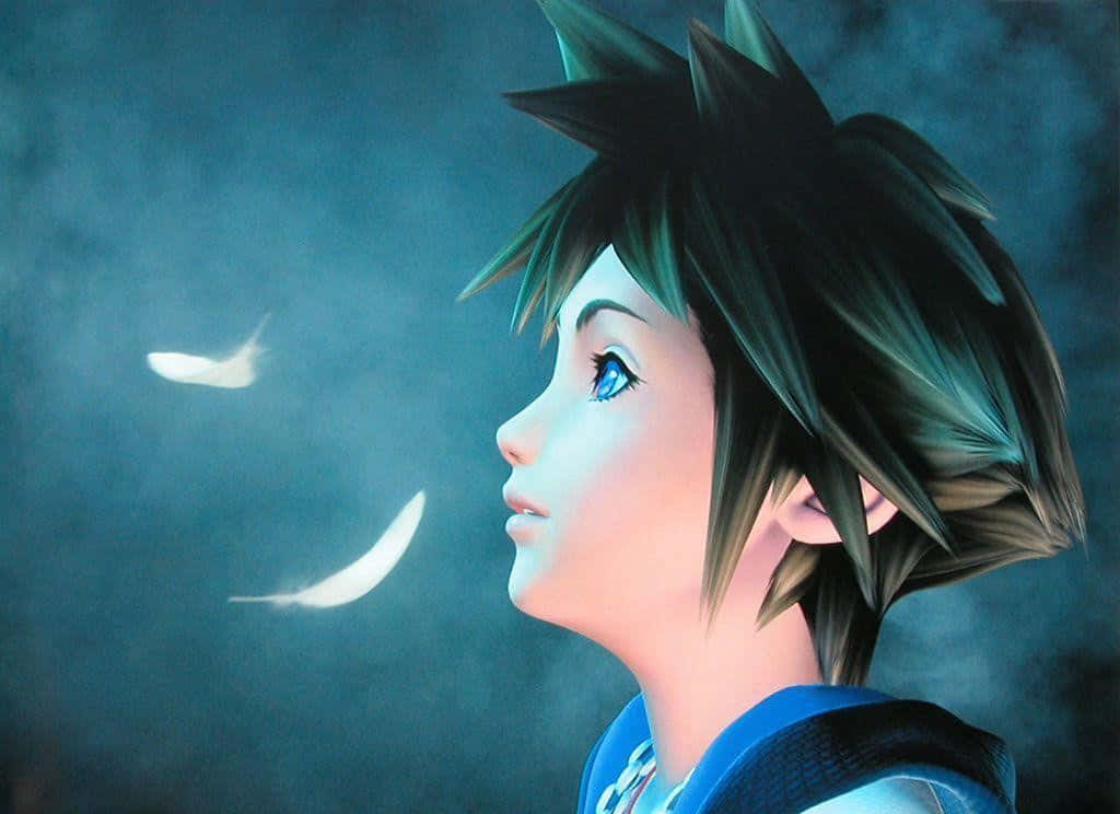 Kingdom Hearts Sora 桌布 壁紙 — 一個年輕的動漫男孩，有著尖尖的綠色頭髮，仰望上方，白色羽毛飄過他的臉龐，背景是憂鬱的藍灰色天空。
