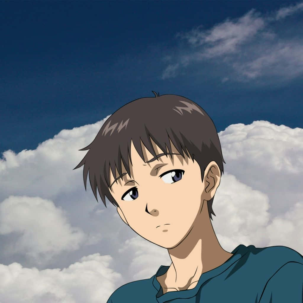 Shinji Ikari 桌布 壁紙 — 一個年輕的動漫男孩，棕色頭髮和藍色眼睛，在蓬鬆的白雲和深藍色天空的背景下若有所思地凝視著。