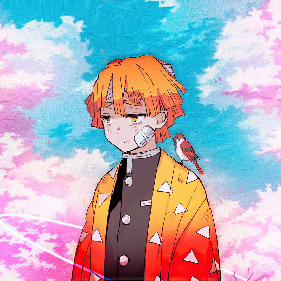 善逸 桌布 壁紙 — 一個年輕的動漫男孩，橙色頭髮，嘴巴纏著繃帶，站在充滿活力的粉紅色和藍色天空下，一隻小鳥棲息在他的肩膀上。