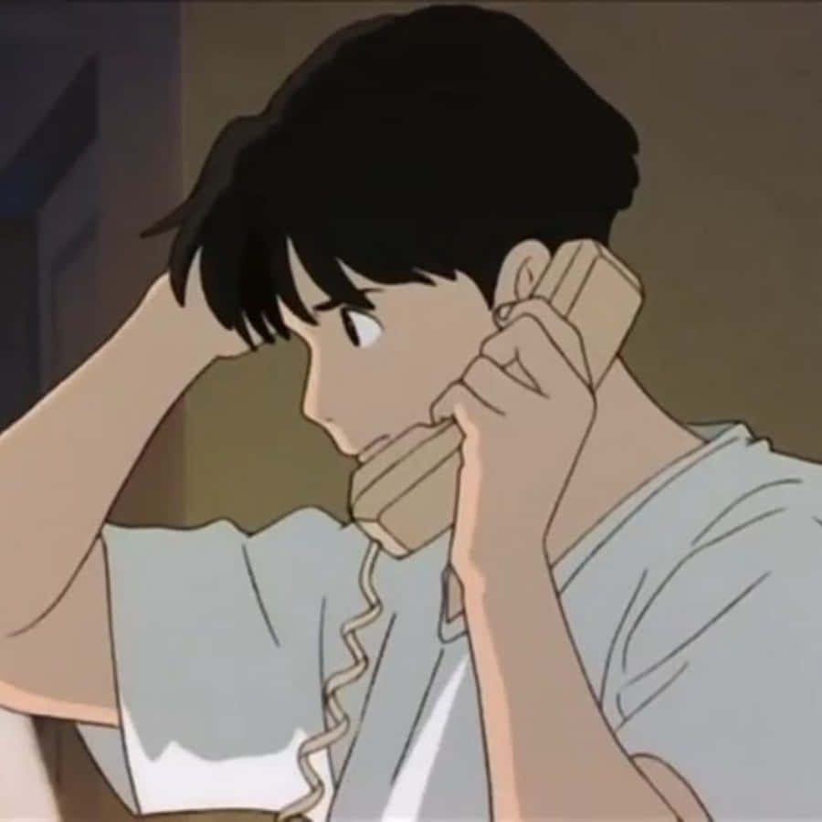 Aesthetic Anime Profile 桌布 壁紙 — 一個年輕的動漫男孩，深色頭髮，在昏暗的房間裡將米色手機貼在耳邊，另一隻手放在頭上。