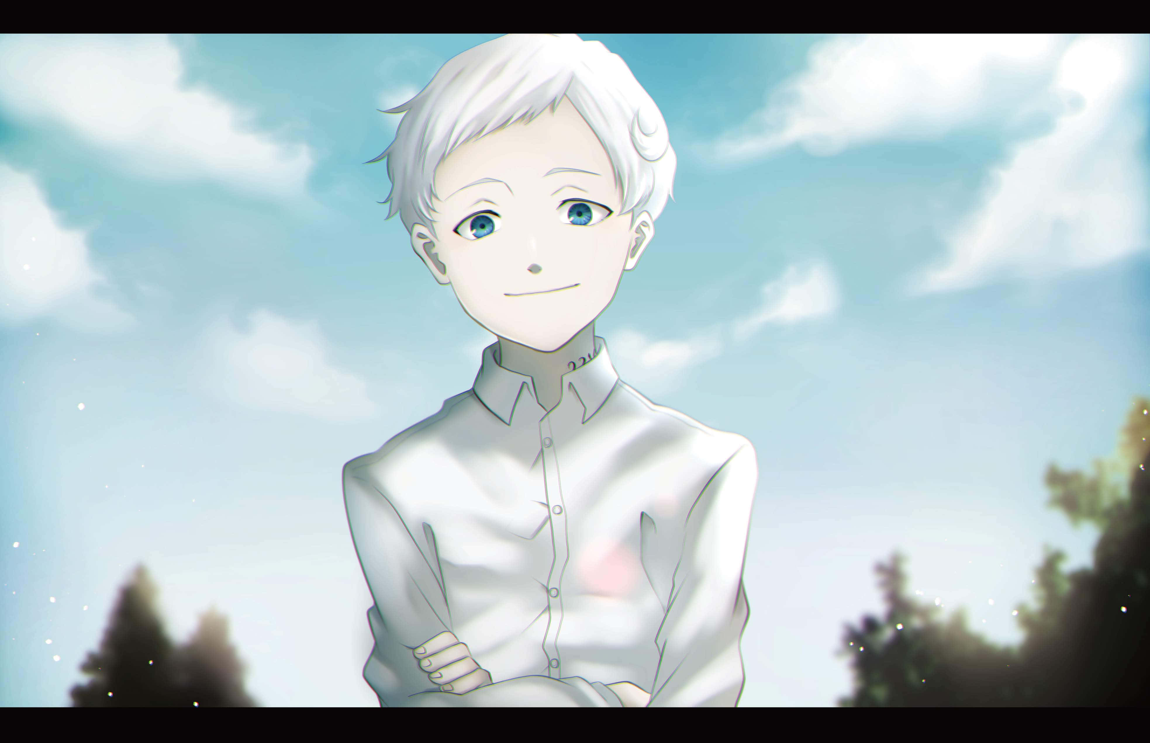 The Promised Neverland Norman 桌布 壁紙 — 一個年輕的動漫男孩，白髮藍眼，在柔和的藍天和蓬鬆的雲朵中溫柔地微笑。