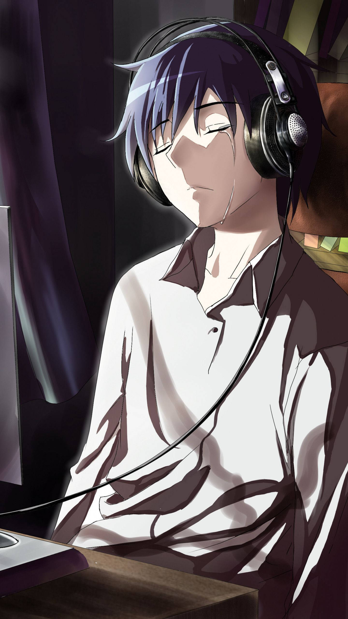 crying anime 桌布 壁紙 — 一個年輕的動漫男孩，紫色頭髮，戴著耳機，坐在光線昏暗的房間裡的書桌前，溫柔地微笑。