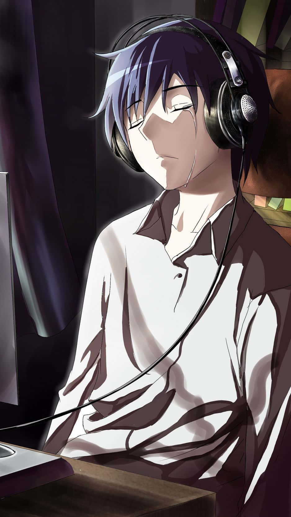 Cute Anime Boys 桌布 壁紙 — 一個年輕的動漫男孩，紫色頭髮，戴著耳機，坐在光線昏暗的房間裡的書桌前。