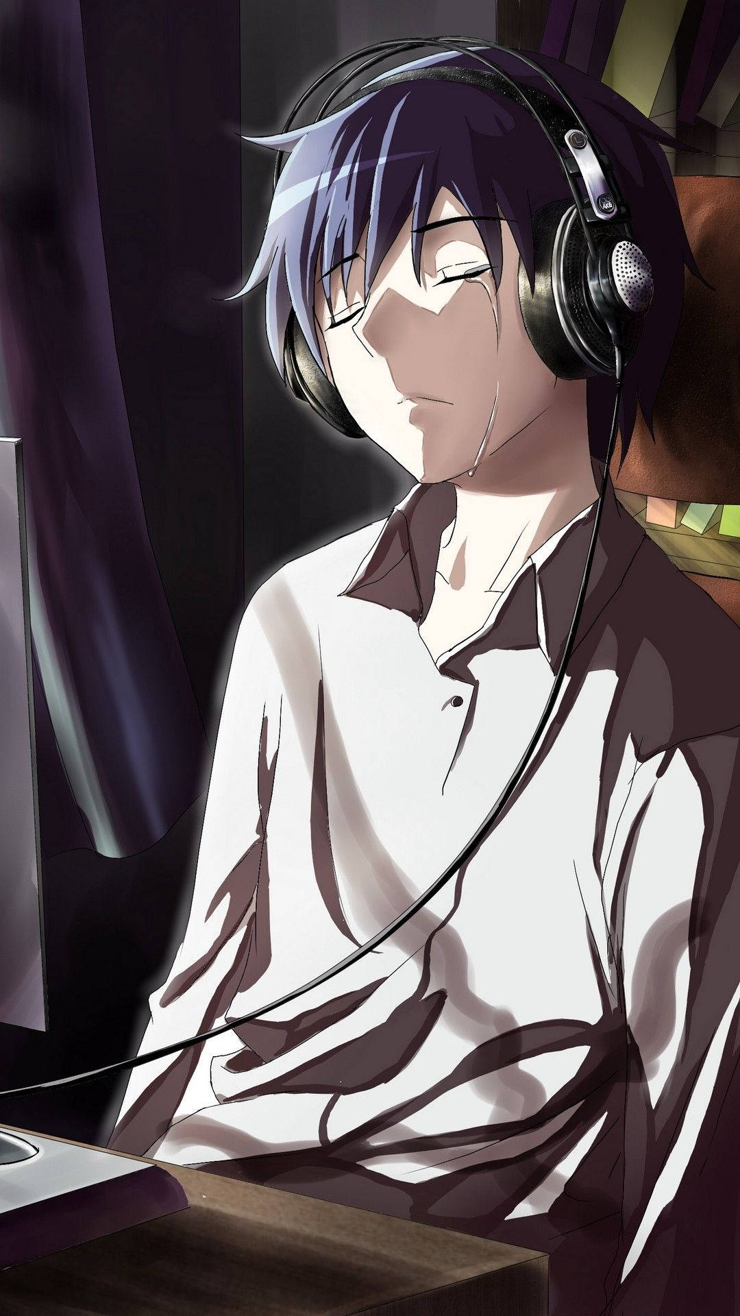 Crazy Anime Boy 桌布 壁紙 — 一個年輕的動漫男孩，紫色頭髮，戴著耳機，坐在光線昏暗的房間裡的書桌前。