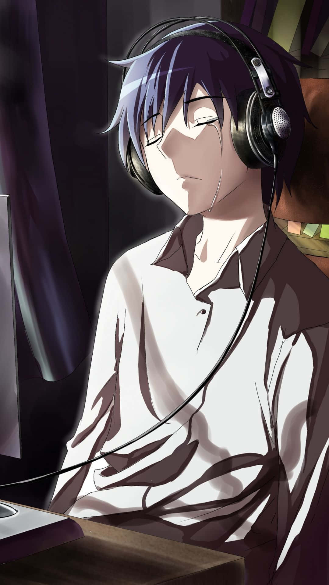 Sad Crying Anime 桌布 壁紙 — 一個年輕的動漫男孩，紫色頭髮，戴著耳機，坐在光線昏暗的房間裡的書桌前，溫柔地微笑。
