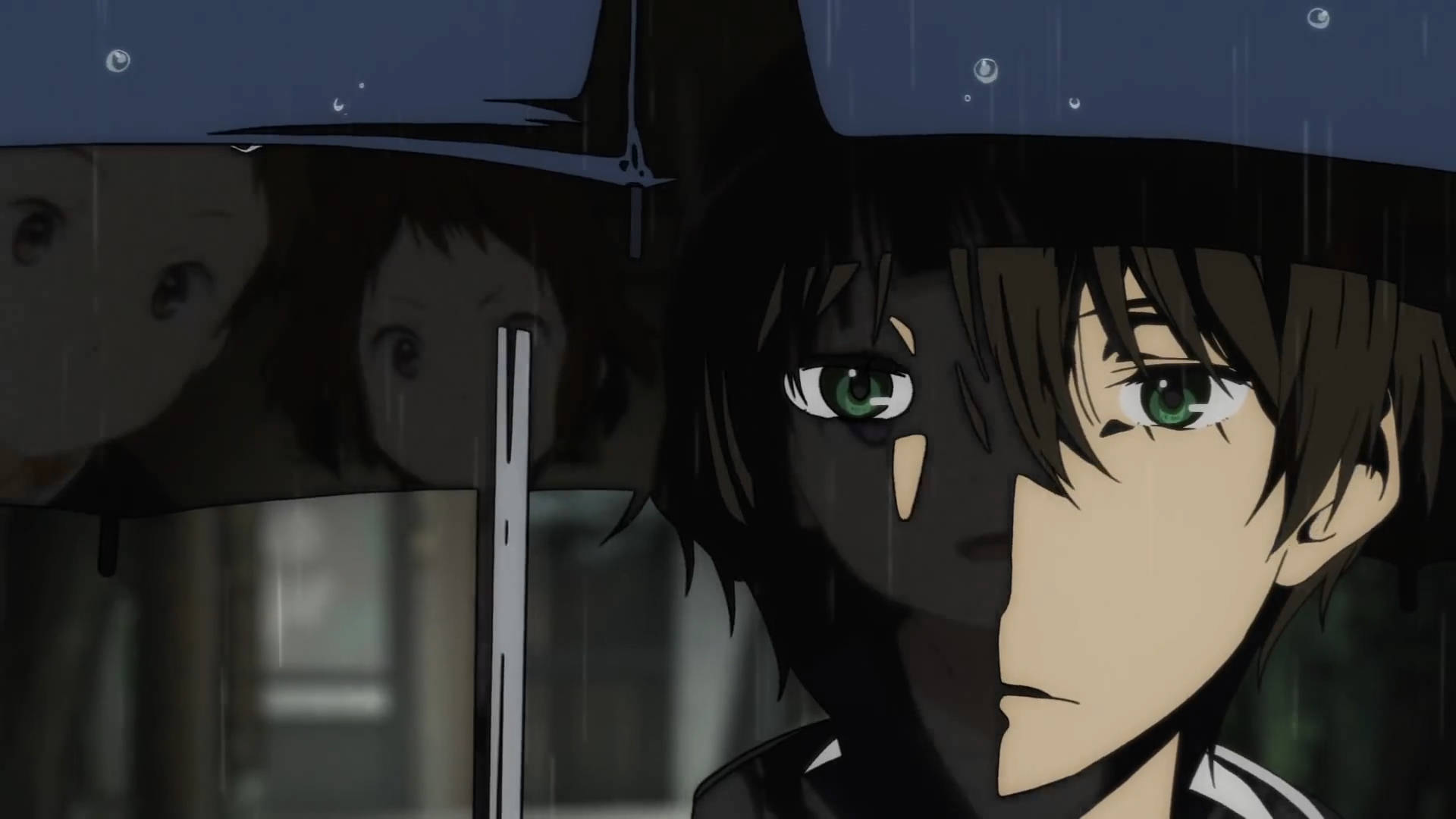 Oreki Houtarou 桌布 壁紙 — 一個年輕的動漫男孩，綠色眼睛，在雨滴落在他周圍時，嚴肅地看著一把被雨淋濕的雨傘下。
