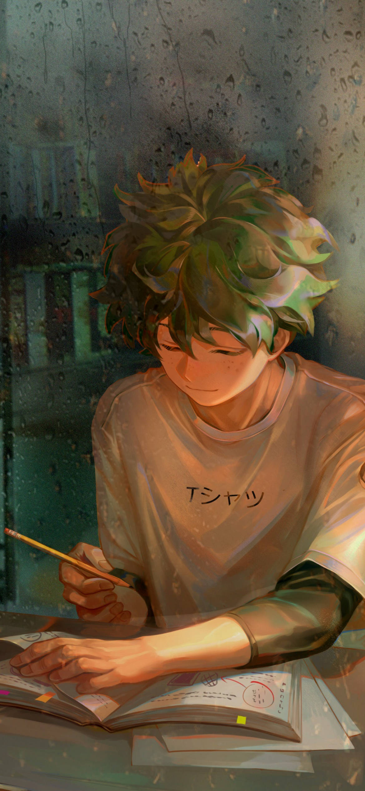 我的英雄學院 桌布 壁紙 — 一個年輕的動漫男孩，綠色頭髮，坐在被雨打濕的窗邊，微笑著在筆記本上畫畫。