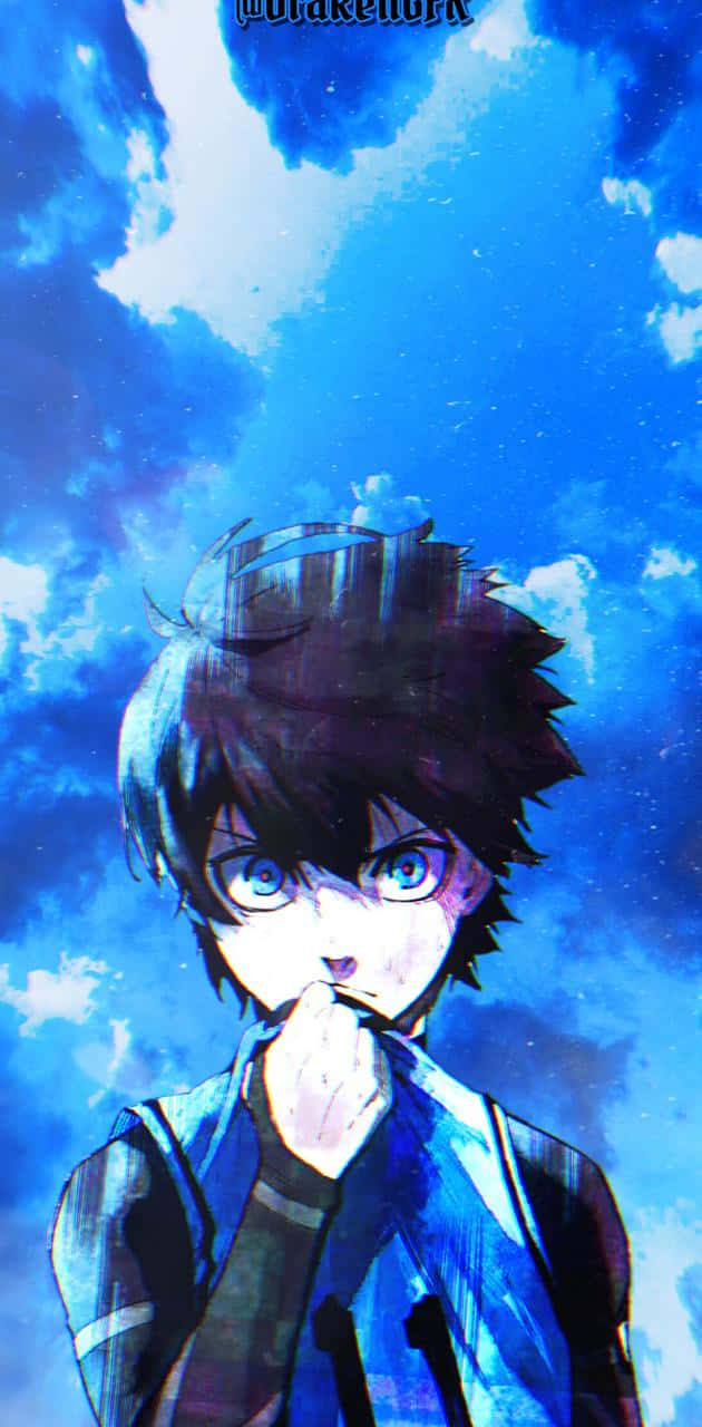 Cool Anime Blue 桌布 壁紙 — 一個年輕的動漫男孩，藍眼睛黑頭髮，抬頭仰望充滿蓬鬆雲朵的鮮豔藍天。