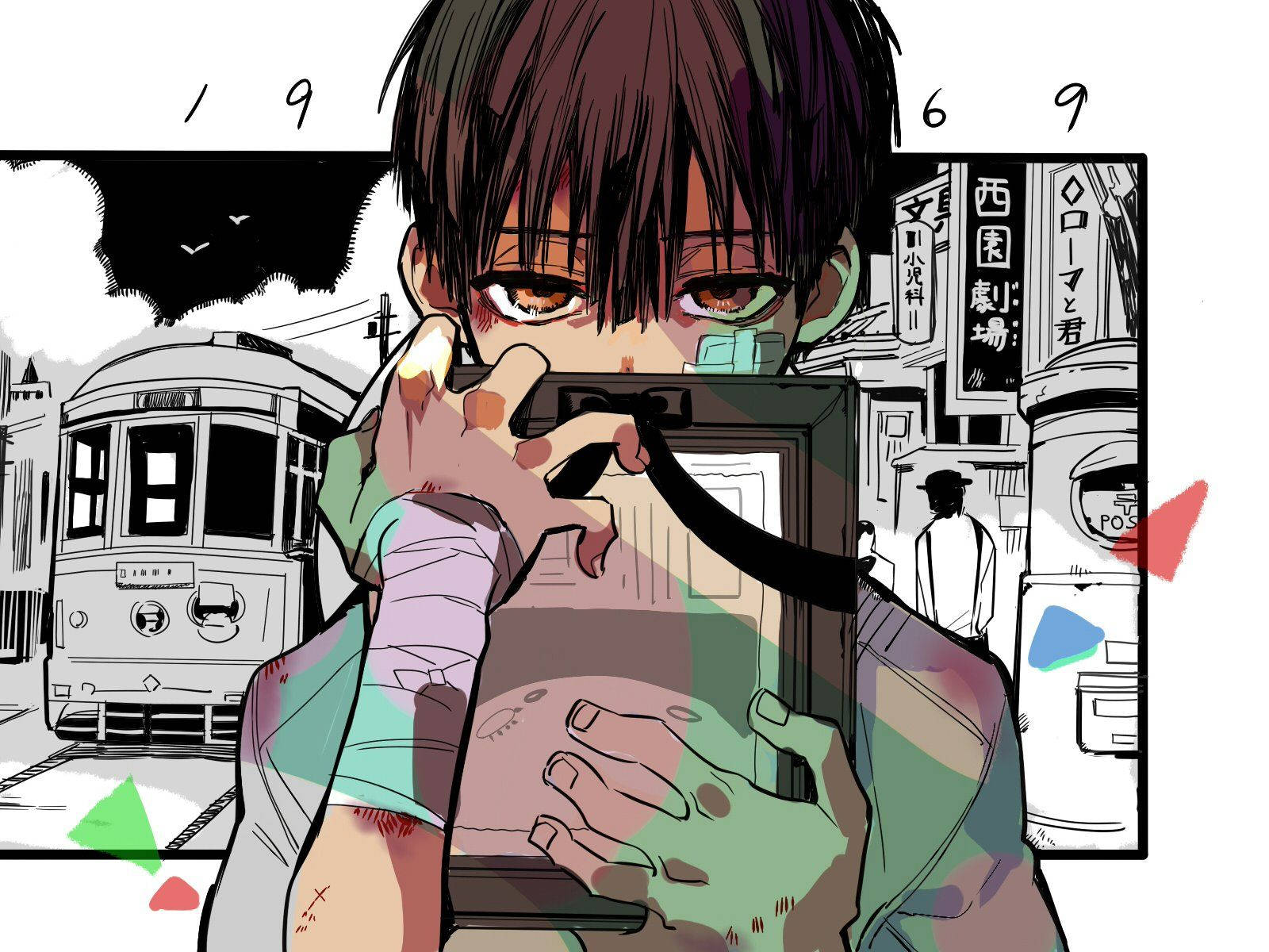 Toilet Bound Hanako Kun 桌布 壁紙 — 一個年輕的動漫男孩，雙手纏著繃帶，將相機舉在臉前，背景是黑白插畫風格的城市，有電車和日本標誌。