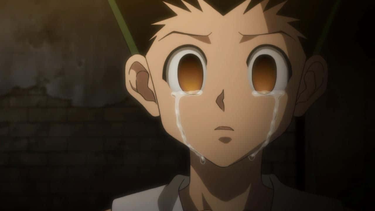 anime crying 桌布 壁紙 — 一個年輕的動漫男孩，頭髮尖刺，在昏暗的磚房裡流下金色的眼淚。
