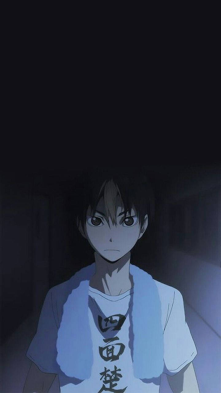yu nishinoya 桌布 壁紙 — 一個年輕的動漫男孩，黑髮，眼神嚴肅，在燈光昏暗的走廊裡穿著一件帶有黑色漢字的白色T恤，直視前方。