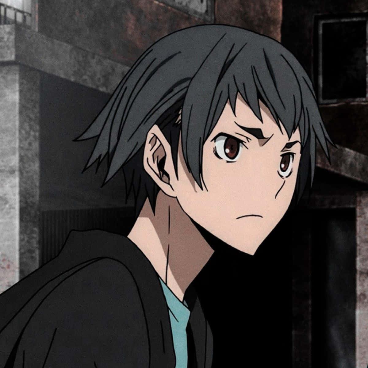 Aoba Kuronuma 桌布 壁紙 — 一個年輕的動漫男孩，黑髮，眼神銳利，在粗糙的城市背景下帶著嚴肅的表情凝視。