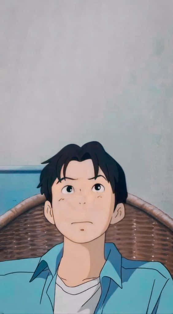 Studio Ghibli Ocean Waves 桌布 壁紙 — 一個年輕的動漫男孩，黑髮大眼，穿著藍色襯衫坐在藤椅上，背景柔和。