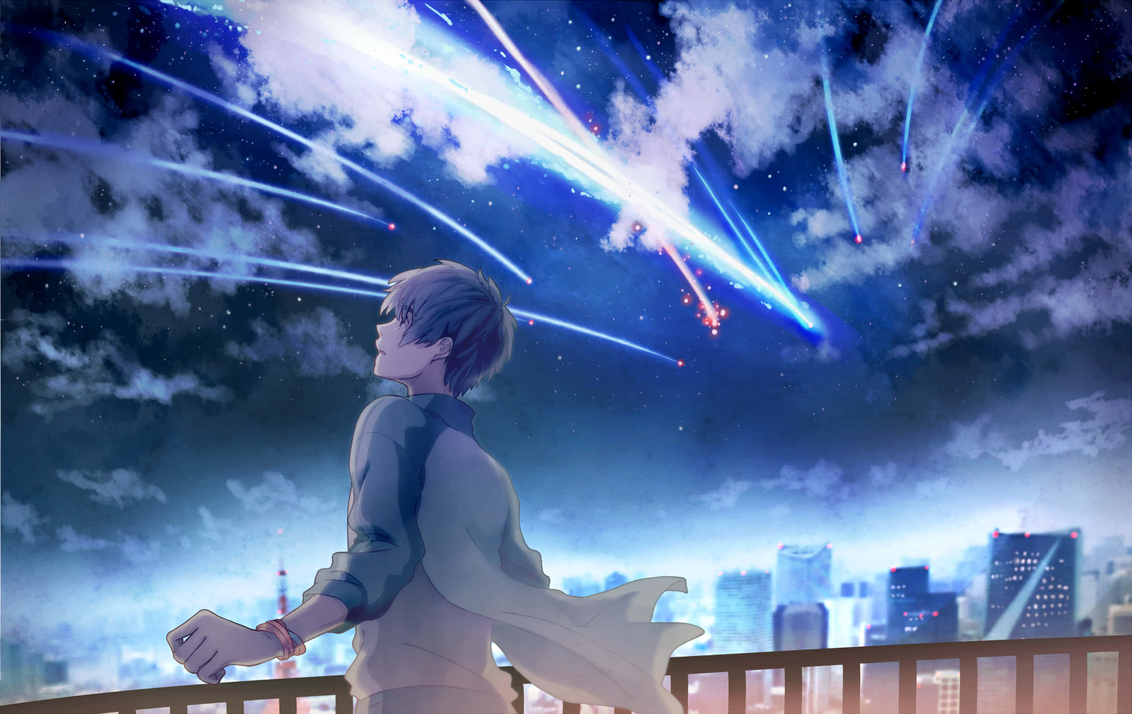 4K Anime Space 桌布 壁紙 — 一個年輕的動漫男孩仰望發光的城市景觀上方，星夜中劃過鮮豔的藍色光條。