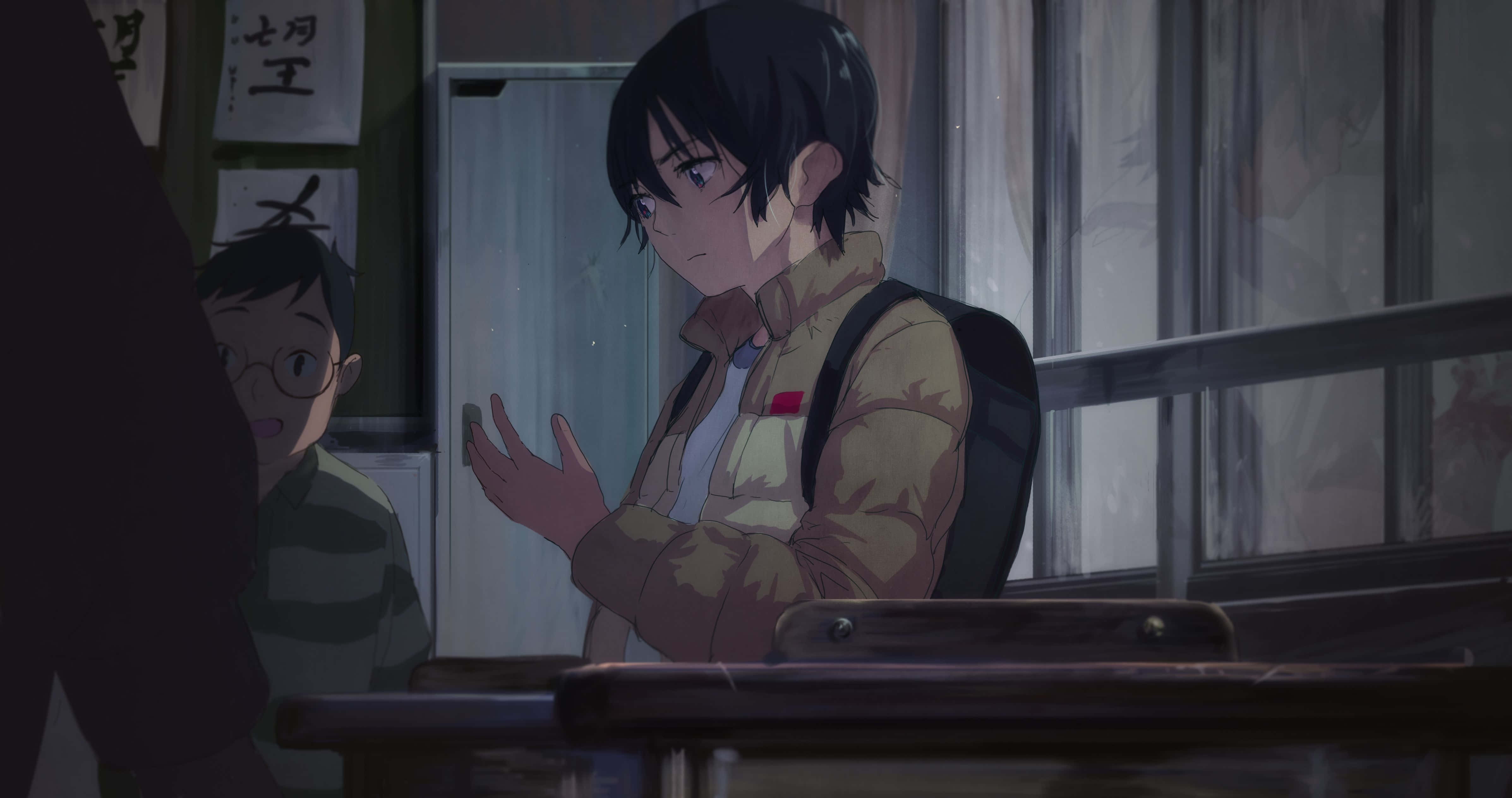 Erased 桌布 壁紙 — 一個年輕的動漫男孩在教室裡，靠近窗邊，一邊與同學交談一邊做手勢，窗外透入柔和自然光。