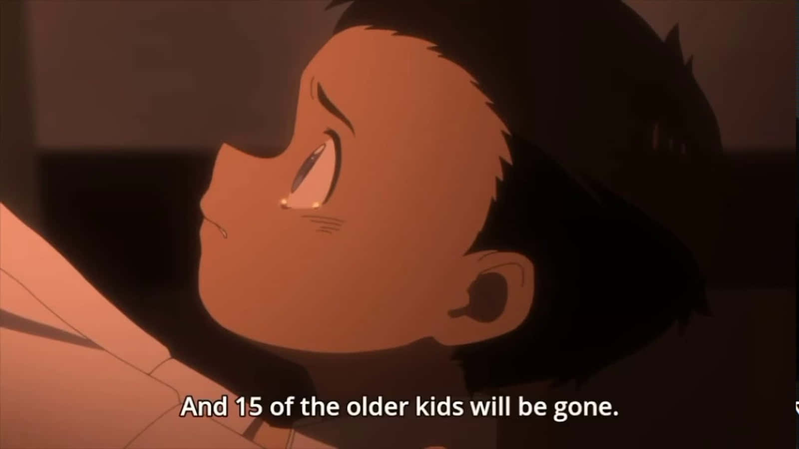 The Promised Neverland Phil 桌布 壁紙 — 一個年輕的動漫男孩在昏暗的房間裡淚眼汪汪地向上看，傳達出深深的悲傷和脆弱。